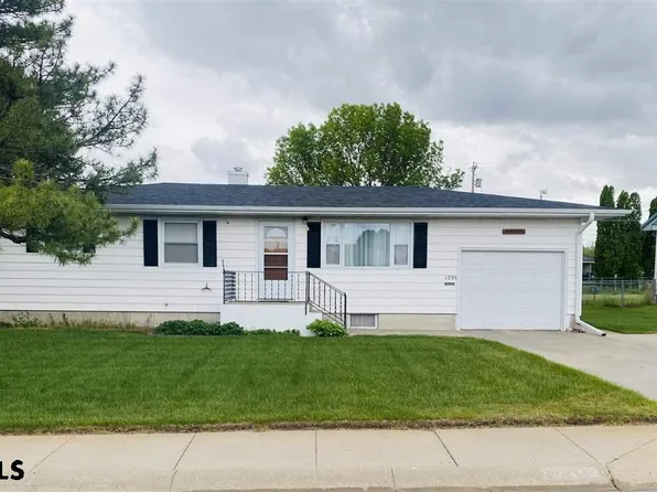 1735 Davis Ave, Gering, NE 69341