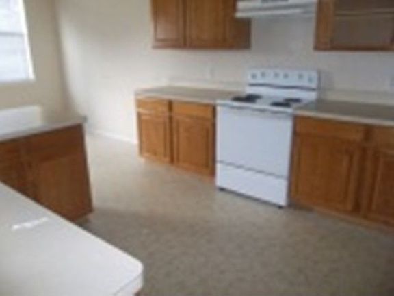 3rd image of 923 Medina Dr