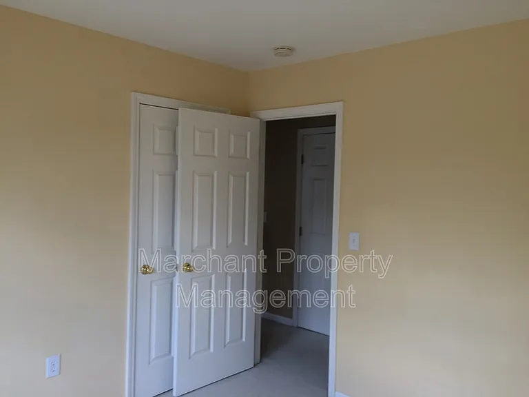 305 Londonderry Ct — Photo 17