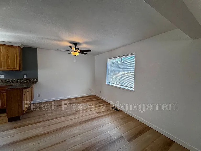 600 NE Flagstone Ln — Photo 5