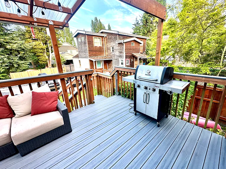 Shared gas Grill. No tank to refill.