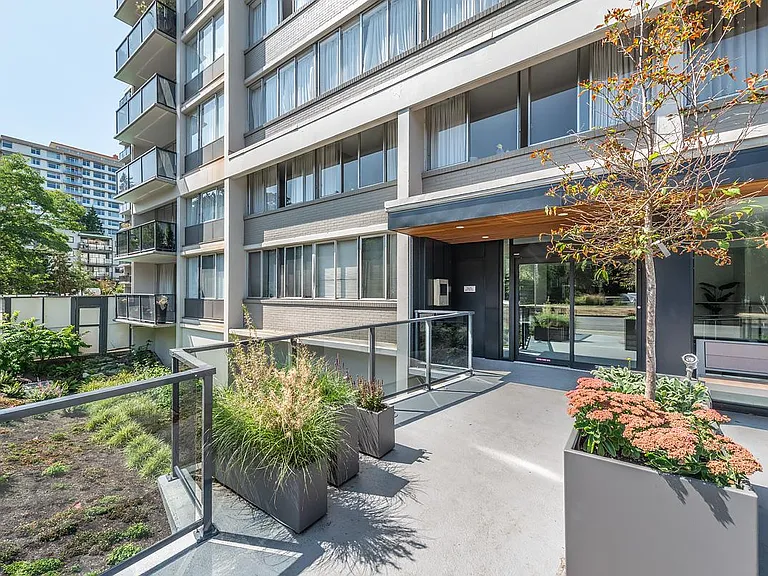 350 Douglas St — Photo 35
