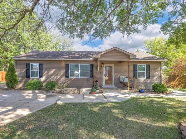 306 N Madison St, Spring Hill, KS 66083