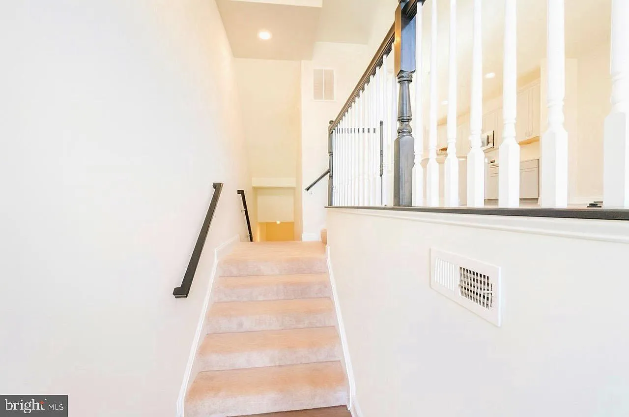 3 bed, 4.0 bath, 2452 sqft, $2,900 — Photo 2