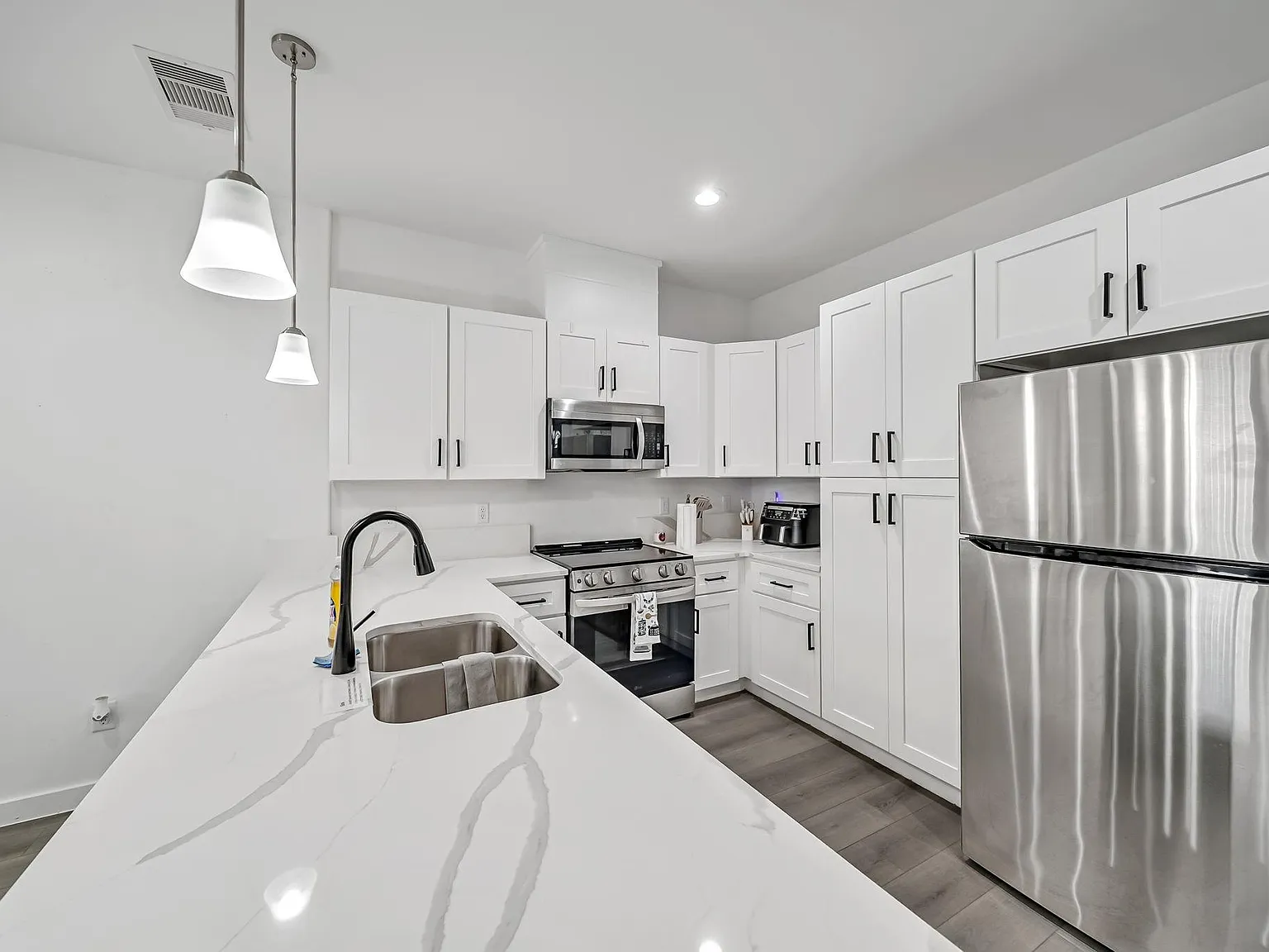 3 bed, 2.5 bath, 1235 sqft, $1,750 — Photo 4