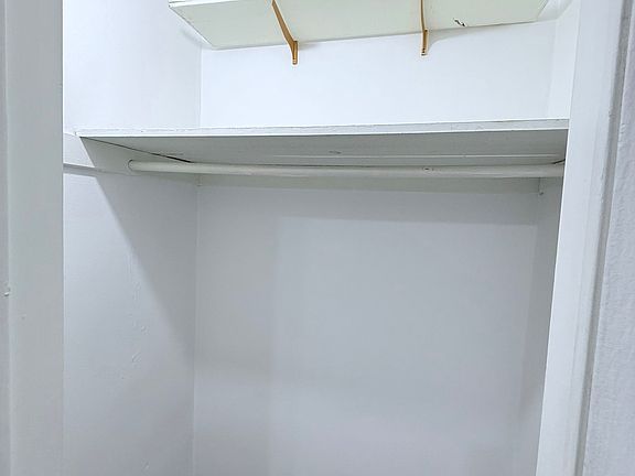 5th image of 140 Woodside Grn APT 01