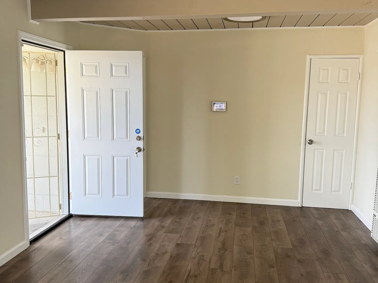 3 bed, 1022 sqft, $2,550 — Photo 2