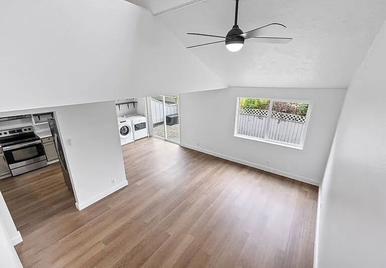 2105 Hawkins Ln — Photo 27