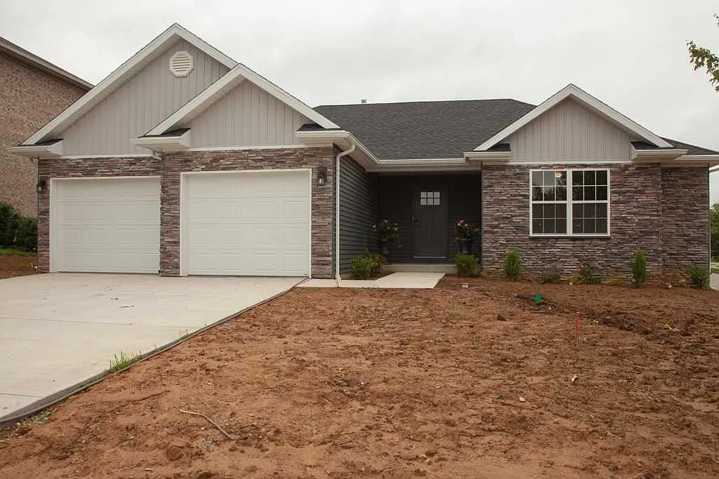 19109 Southampton Dr photo 1