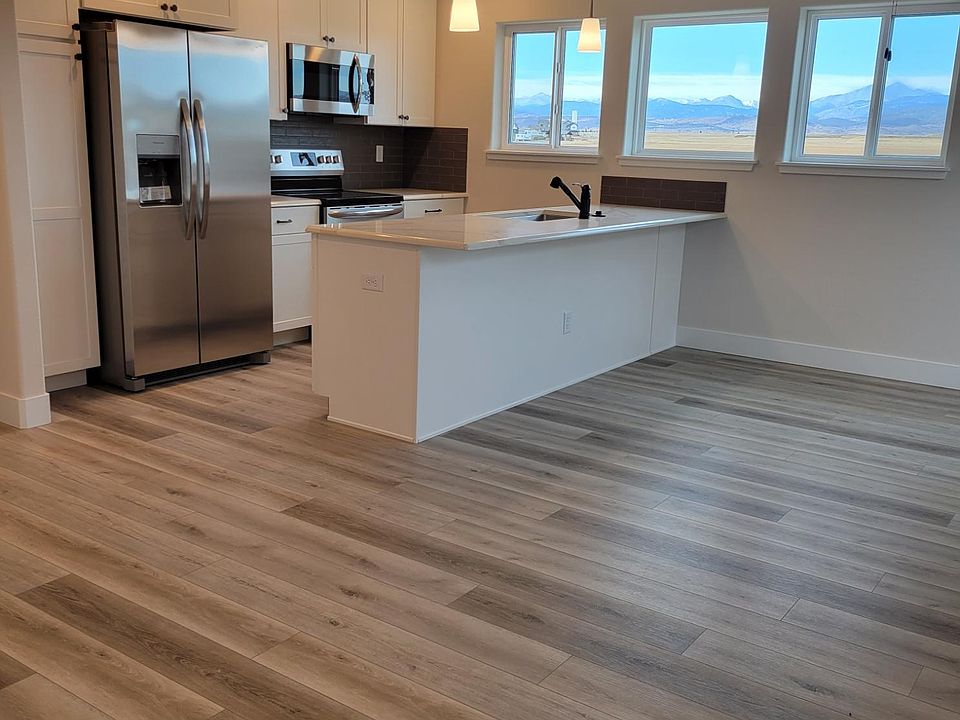 kitchen & living room, view of longs peak