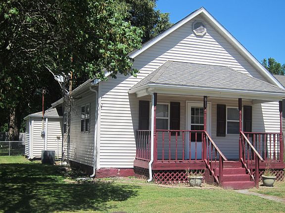 FRONT OF 811 LINCOLN