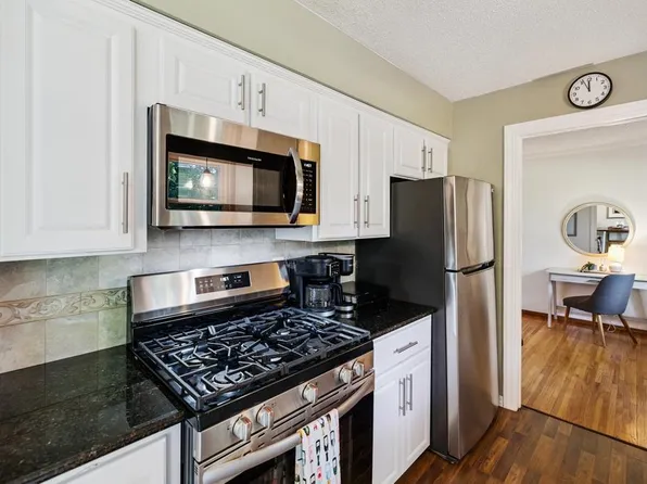 1182 Autumn St, Roseville, MN 55113