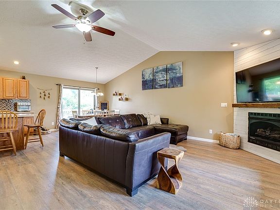 5th image of 690 Hickory Ln