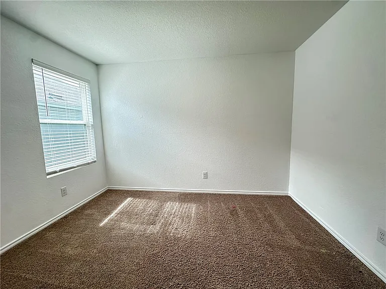 1203 Athena Dr — Photo 31