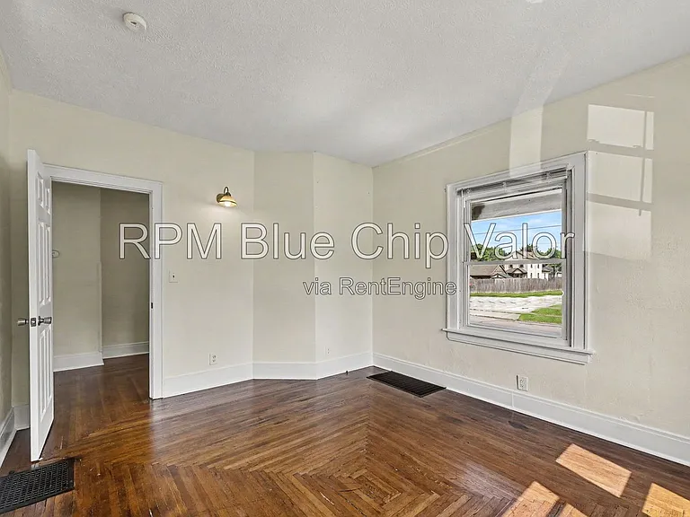 1832 Woodlawn Ave — Photo 10