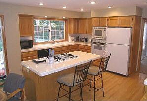 Kitchen w/island
