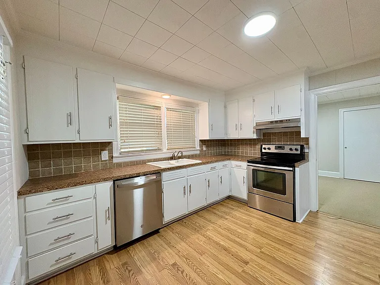 102 N Clarendon Dr — Photo 10