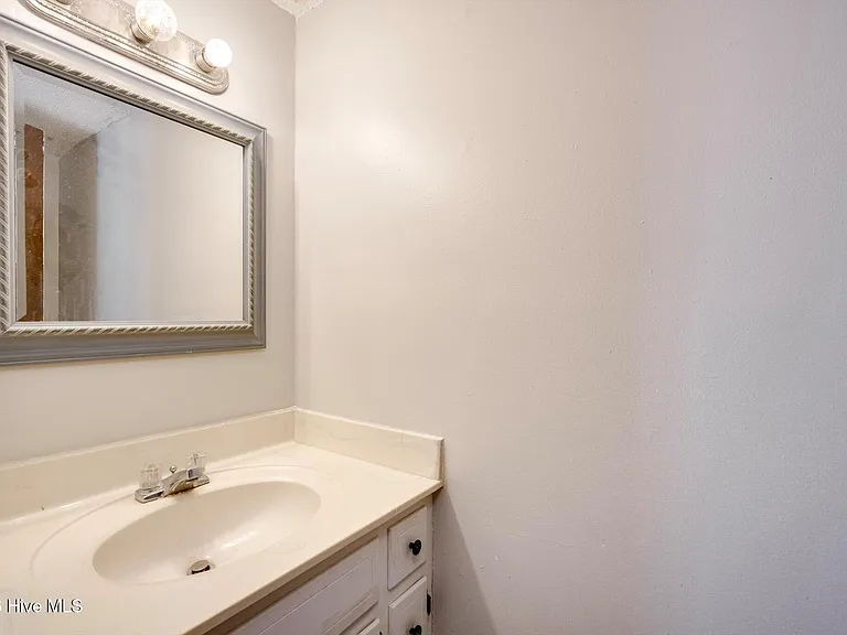 152 Holiday Dr — Photo 24