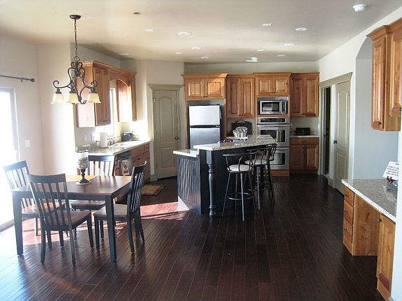 Kitchen w/ Granite