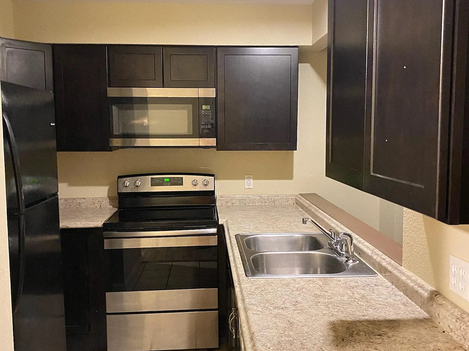 3 bed, 1000 sqft, $1,400 — Photo 2