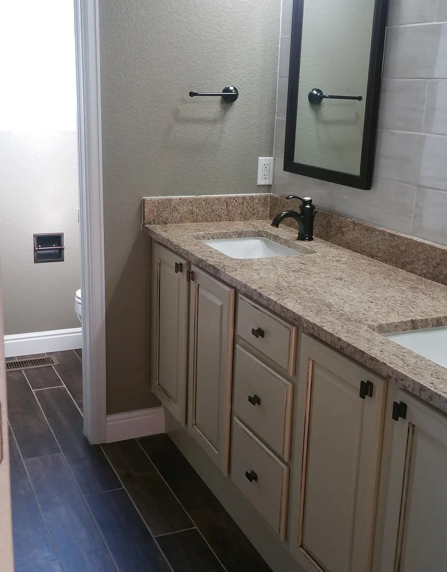 5 bed, 4428 sqft, $3,795 — Photo 2
