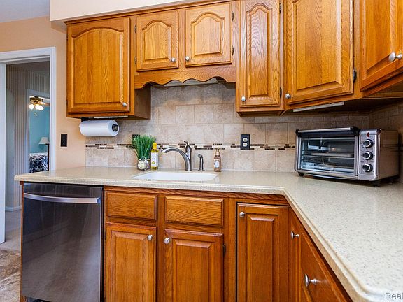 5th image of 20927 Hawthorne St