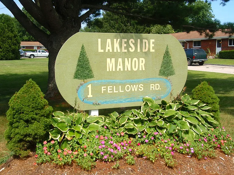 Lakeside Manor Apartments — Photo 11