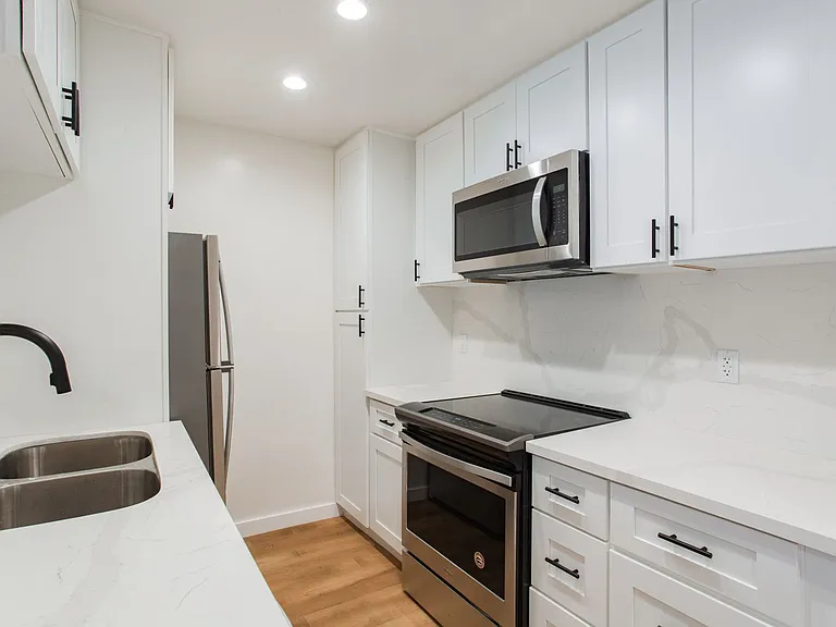 West Knoll Plaza Apartments — Photo 26
