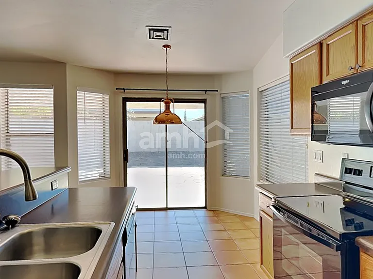 717 W Beth Dr — Photo 4