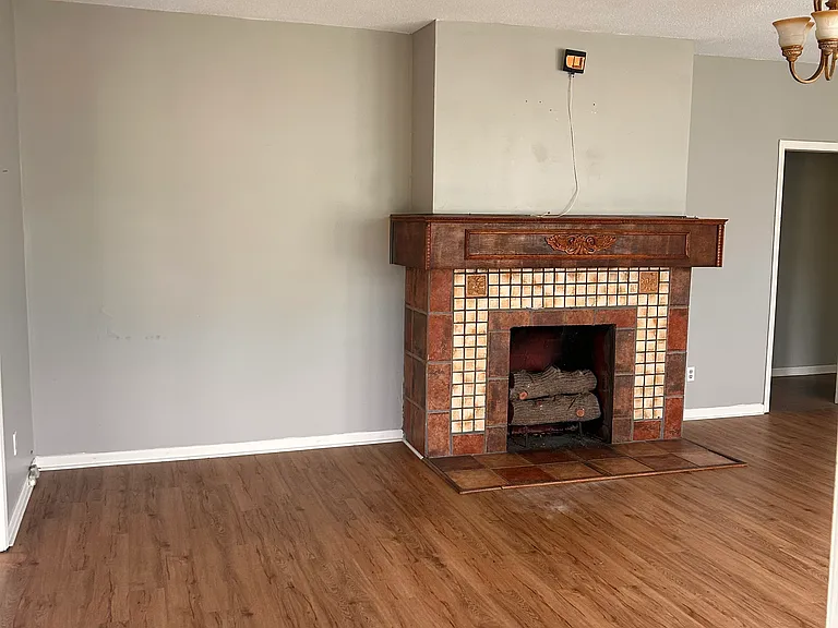 2404 Jackson Ave — Photo 6