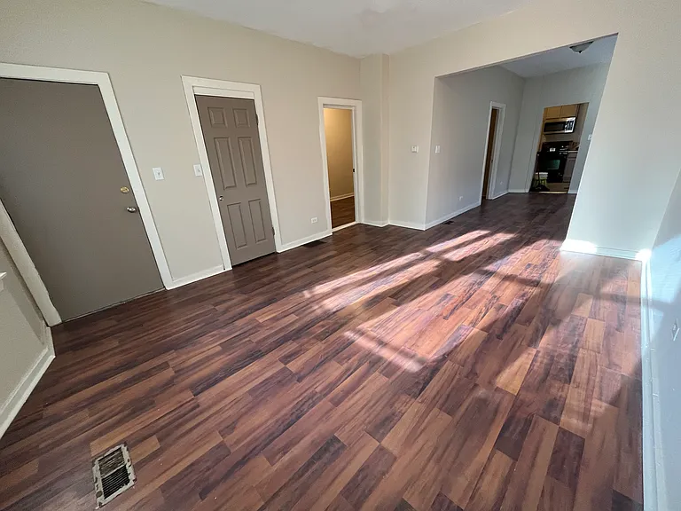 8709 S Escanaba Ave #1F — Photo 2