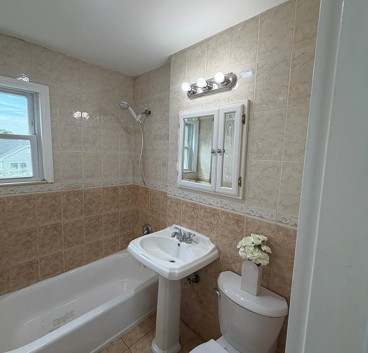4 bed, $3,550 — Photo 1