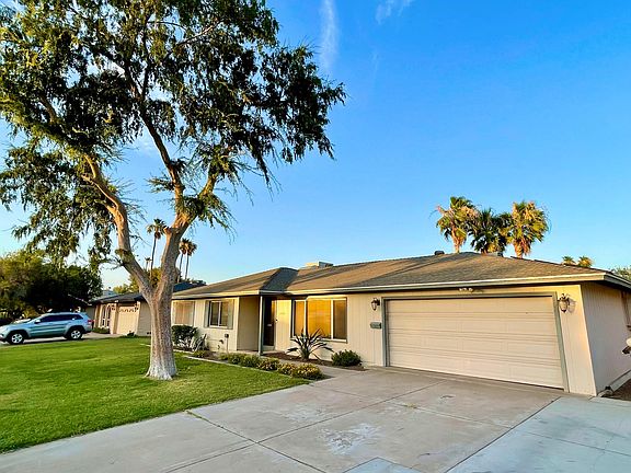 Beautiful curb appeal and large tree.