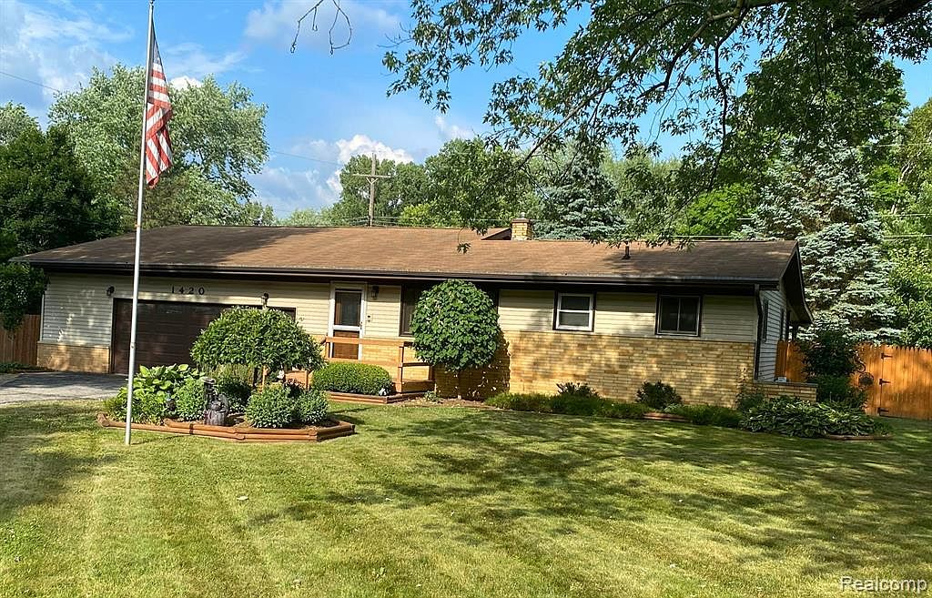 1420 Schafer Dr Burton MI 48509 Zillow