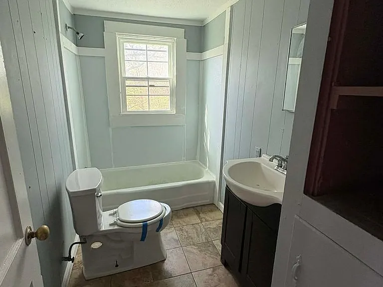 205 Leslie Ave — Photo 7