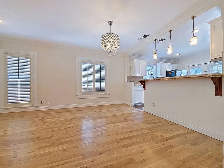 3819 S Van Ness Ave — Photo 13