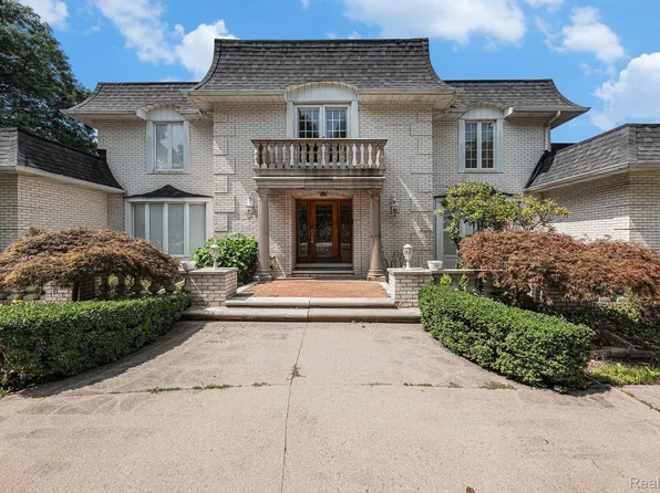 37803 E Horseshoe Dr, Clinton Township, MI 48036