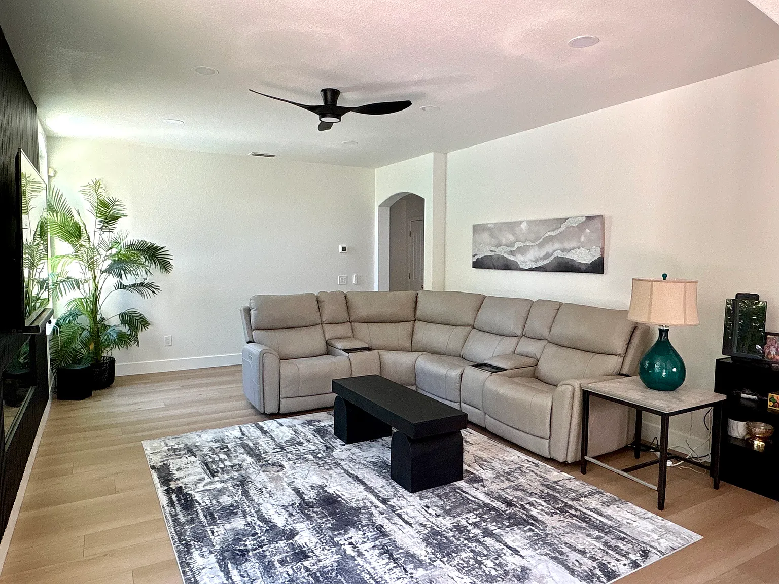 5 bed, 3115 sqft, $5,990 — Photo 2