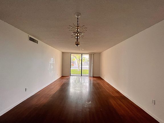 3rd image of 2850 Somerset Dr APT 110L