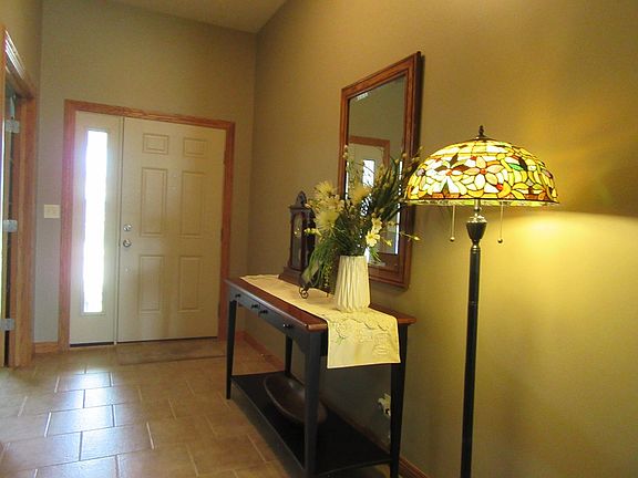 3rd image of 3915 Meadow Way Trl