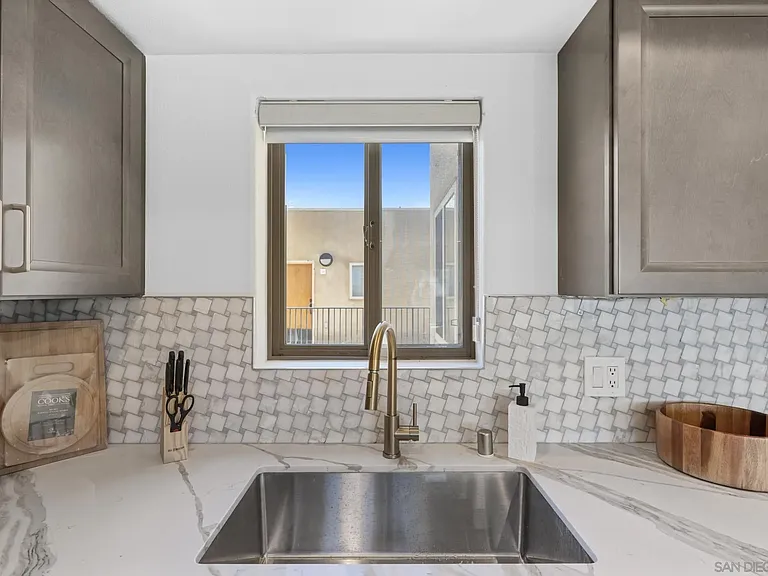 801 W Hawthorn St W #409 — Photo 6