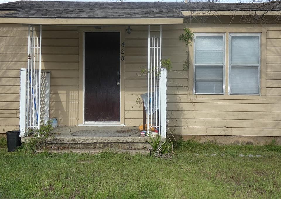 2nd image of 428 Pecan St