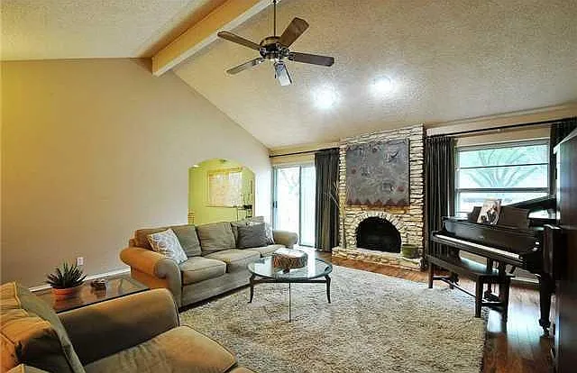 3 bed, 2.0 bath, 1587 sqft, $2,500 — Photo 3