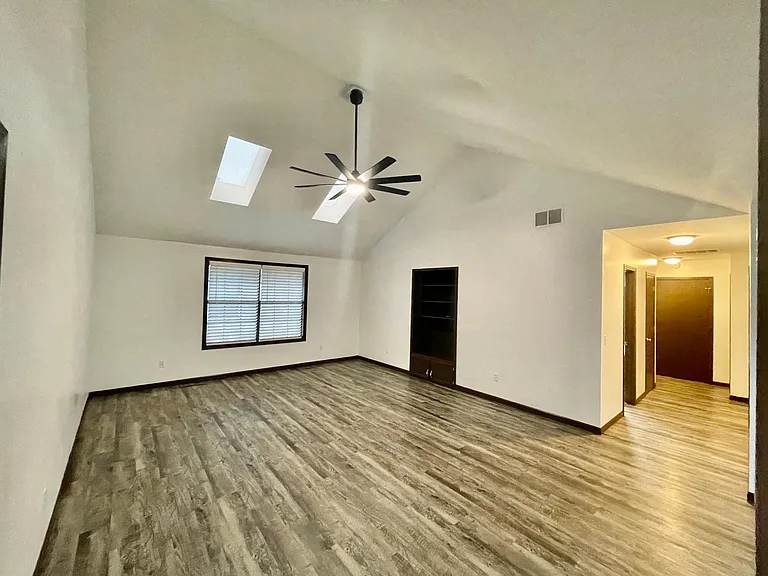 2841 W Silverleaf St — Photo 2
