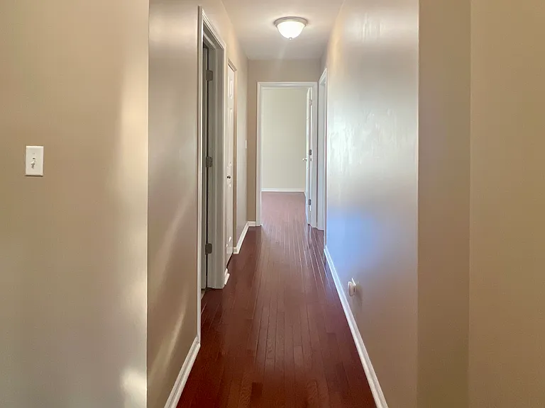 546 Grosvenor Ln — Photo 11
