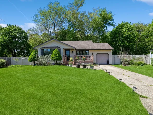 24 Larry Road, Selden, NY 11784