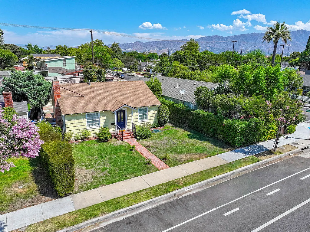 2307 W Verdugo Ave — Photo 2