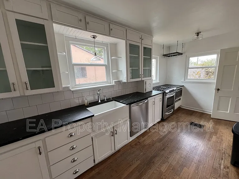 411 Wellesley Dr SE — Photo 7