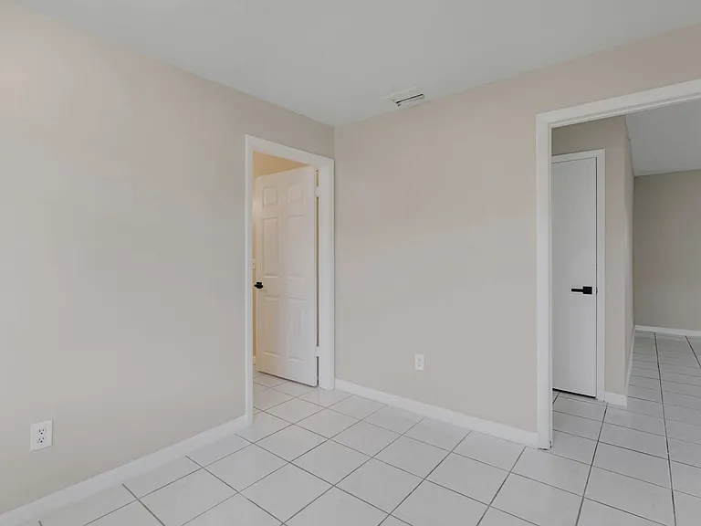 2927 SE 15th Pl #4 — Photo 5