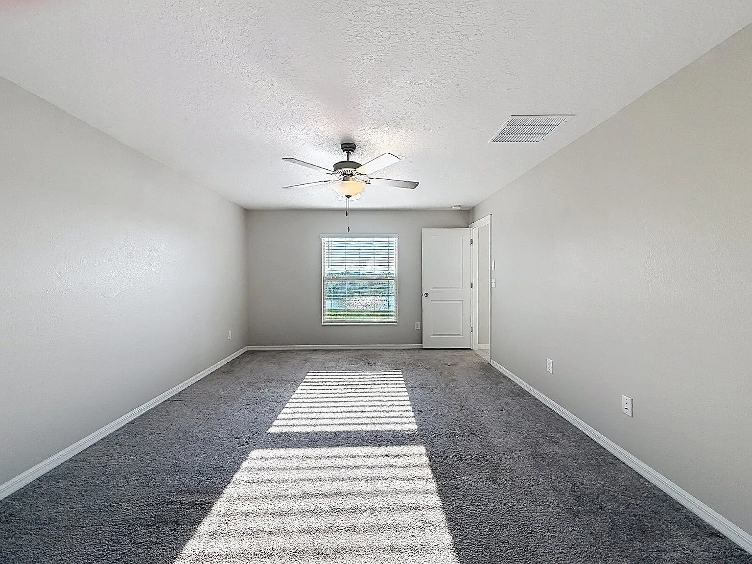 4 bed, 2.0 bath, 1936 sqft, $2,400 — Photo 4